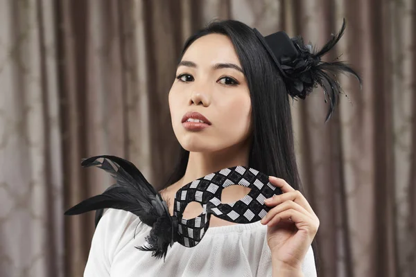 Schöne Junge Vietnamesische Frau Hält Handgemachte Gesichtsmaske Für Maskerade Party — Stockfoto