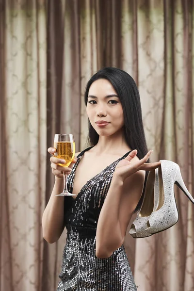 Jovem Mulher Vietnamita Atraente Com Saltos Mão Copo Vinho — Fotografia de Stock