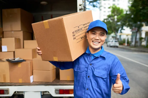 Feliz Jovem Entregador Com Grande Caixa Papelão Mostrando Polegares Para — Fotografia de Stock