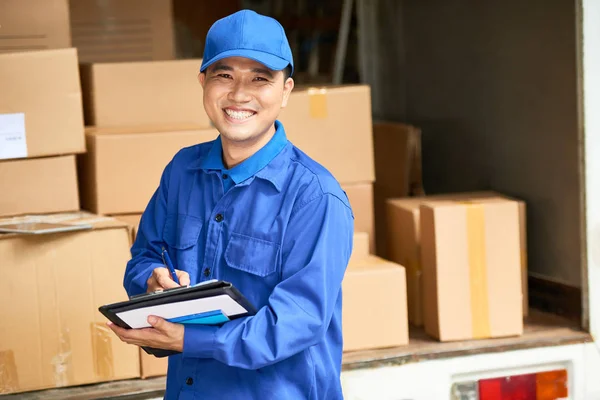 Retrato Homem Entrega Jovem Alegre Com Tablet Digital Sorrindo Para — Fotografia de Stock