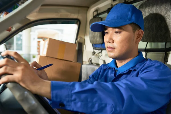 Schöner Asiatischer Zusteller Der Adressen Von Kunden Seinem Dokument Überprüft — Stockfoto