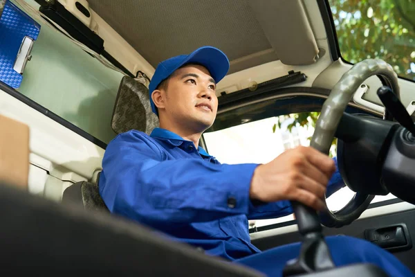 Junger Vietnamesischer Zusteller Fährt Transporter — Stockfoto