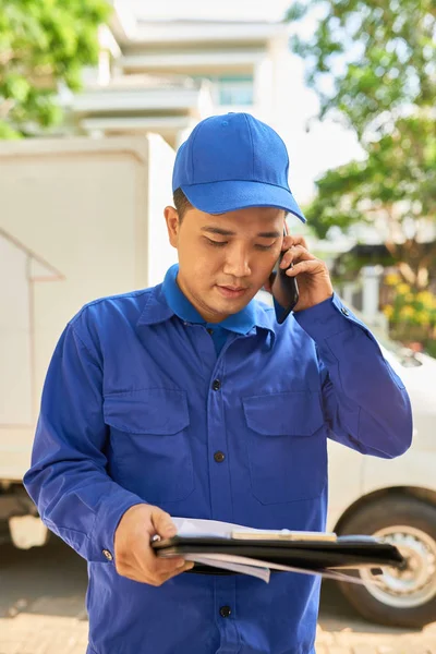 Asiatischer Lieferservice Mitarbeiter Diskutiert Details Der Lieferung Mit Dem Kunden — Stockfoto