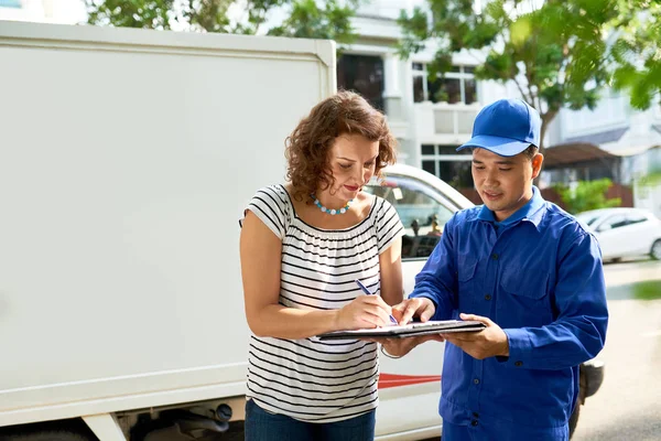 Courier Showing Customer Sign Delivery — Stock Photo, Image
