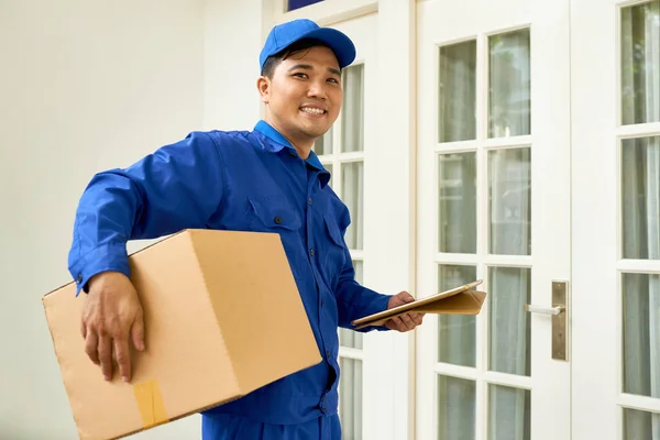 Sorrindo Asiático Correio Entregando Caixa Para Porta — Fotografia de Stock