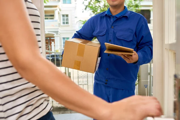 Mensajero Con Paquete Pie Entrada Del Cliente Femenino —  Fotos de Stock