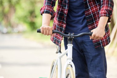 rahat kıyafetler yol bisiklet ile geçiş'ın adam kırpılmış görüntü 