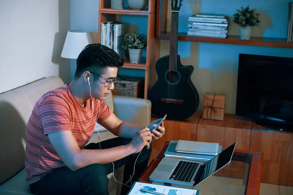 Νεαρός Άνδρας Τον Έλεγχο Smartphone Όταν Εργάζονται Επιχειρηματικό Σχέδιο Από — Φωτογραφία Αρχείου