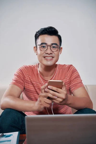 Retrato Jovem Animado Óculos Com Smartphone Suas Mãos — Fotografia de Stock