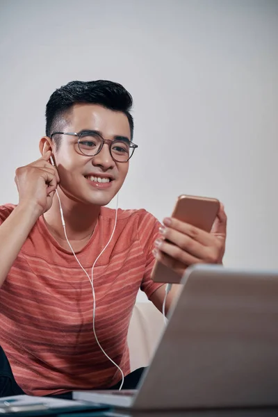 Sonriente Joven Asiático Hombre Video Llamadas Amigos Socios Negocios — Foto de Stock