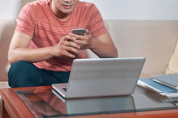 Imagen Recortada Del Hombre Negocios Que Comprueba Teléfono Trabaja Ordenador — Foto de Stock