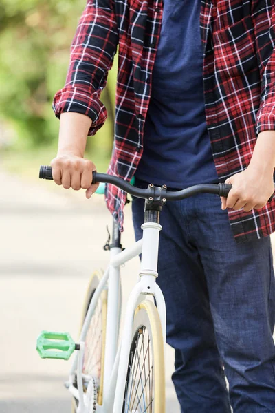 자전거도 캐주얼 남자의 자른된 이미지 — 스톡 사진