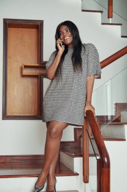 Evde merdivende daimi ve Evet çekici genç siyah kadın