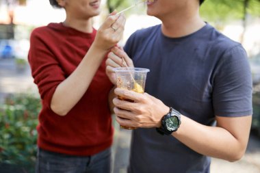 Açık havada yemek lezzetli sokak yiyecek çift kırpılmış