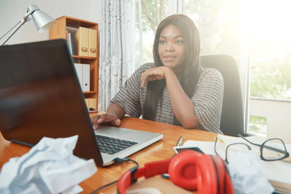 Bastante Joven Mujer Negra Trabajando Ordenador Portátil Oficina Soleada —  Fotos de Stock