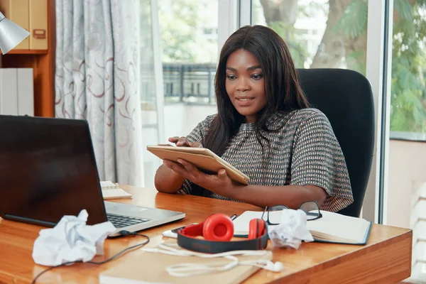 Emprendedora Bastante Femenina Trabajando Tablet Oficina — Foto de Stock