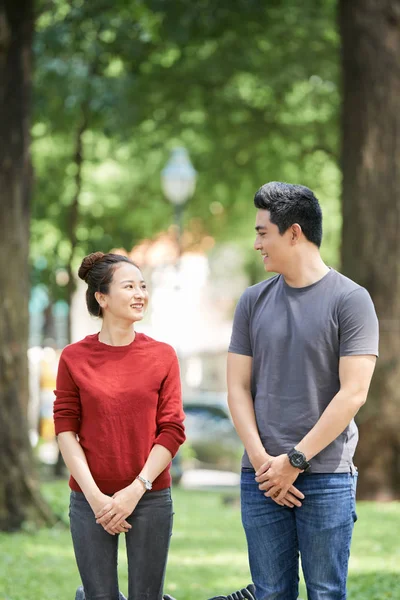 Schüchternes Junges Asiatisches Paar Spaziert Gemeinsam Park — Stockfoto