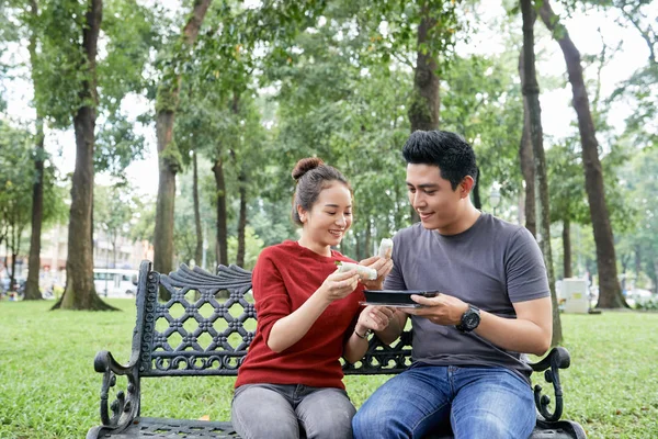 Felice Giovane Coppia Asiatica Mangiare Involtini Primavera Nel Parco — Foto Stock