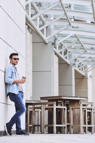 Joven Con Estilo Gafas Sol Pie Aire Libre Con Taza — Foto de Stock