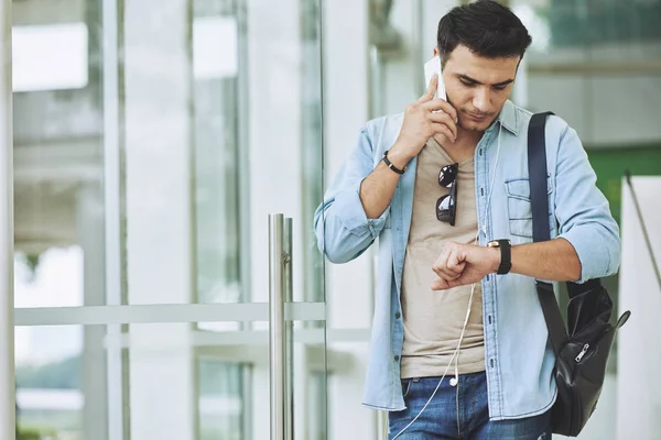 Młodego Człowieka Chodzenie Terminalu Lotniska Rozmowy Telefon Sprawdzanie Czasu Jego — Zdjęcie stockowe