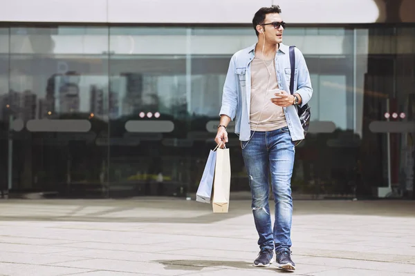 Hombre Guapo Elegante Caminando Aire Libre Con Bolsas Papel — Foto de Stock