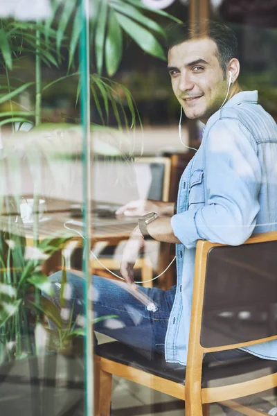 Portrét Pohledný Mladý Muž Sedí Stolu Kavárně Obrátil Zády Fotoaparátu — Stock fotografie