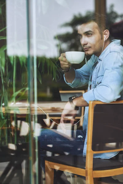 Porträtt Ung Man Dricka Kopp Latte Coffeeshop — Stockfoto