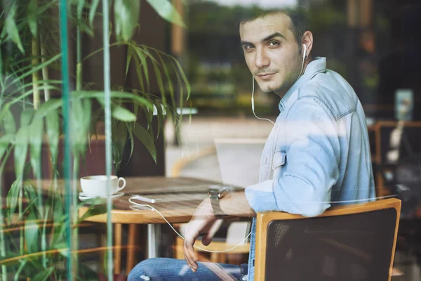 Attraente Giovane Uomo Seduto Tavolo Del Caffè Rivolgendosi Alla Fotocamera — Foto Stock