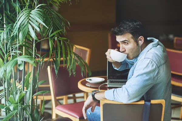 Attraktiv Ung Man Kopp Cappuccino Coffeeshop — Stockfoto