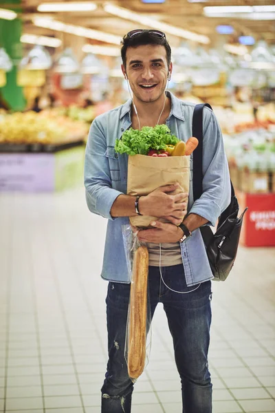 Jovem Bonito Feliz Com Pacote Comida Mercearia — Fotografia de Stock