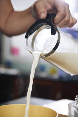 Kişi dolum kase tahıl yemek için taze süt ile