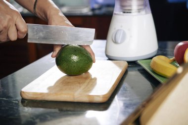 Kahvaltı smoothie için kişi kesme olgun avokado