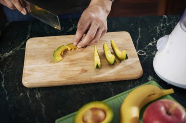 Yakın çekim yansıma kişi kesme avokado için kahvaltı salatası