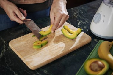 Eller biri sağlıklı güler yüzlü için malzemeler hazırlanıyor