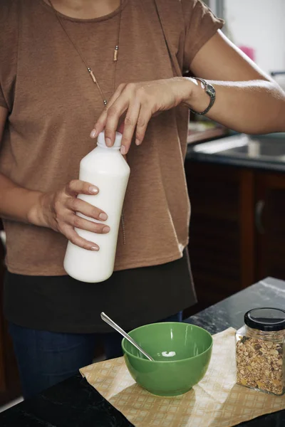 Person Öffnet Flasche Milch Wenn Sie Müsli Zum Frühstück Zubereitet — Stockfoto