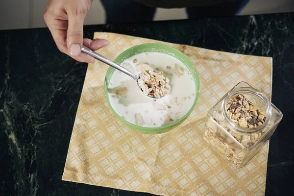 Рука Людини Тримає Ложку Гранолою Молоком Сніданок — стокове фото