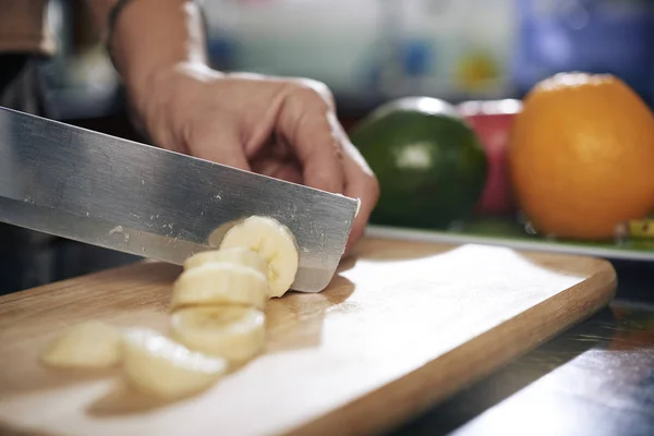 Närbild Person Skära Banan Frukt För Läcker Dessert — Stockfoto