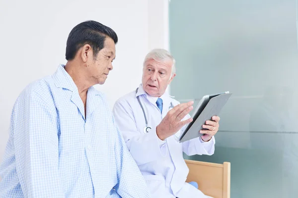 Vista Lateral Anciano Asiático Hombre Mirando Moderna Tableta Escuchar Médico —  Fotos de Stock