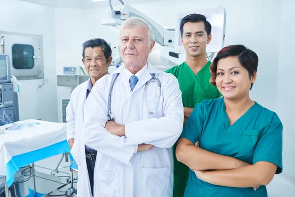 Médicos Ancianos Cirujanos Asiáticos Sonriendo Manteniendo Los Brazos Cruzados Mientras —  Fotos de Stock