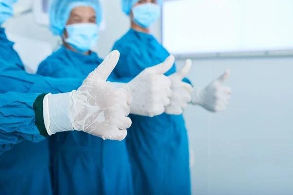 Equipo Quirúrgico Irreconocible Con Guantes Mostrando Gesto Pulgar Hacia Arriba —  Fotos de Stock