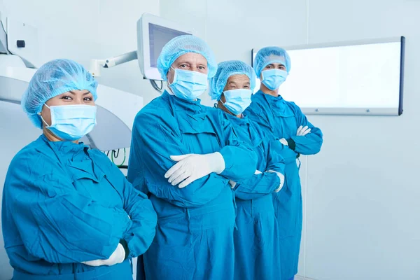 Side View Asian Surgeons Masks Keeping Arms Folded Looking Camera — Stock Photo, Image