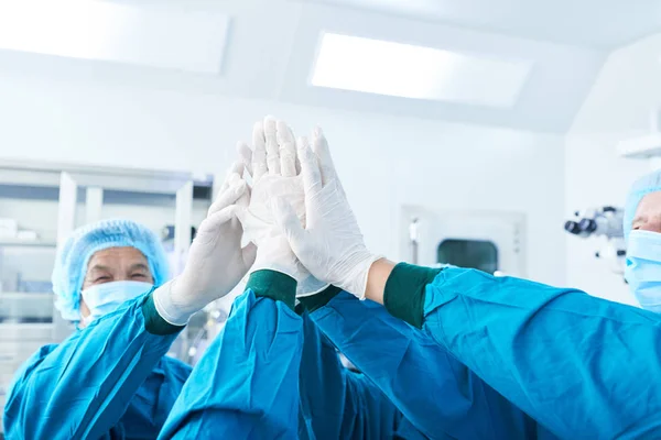 Crop Surgeons Gloves Giving High Five Each Other Surgery Modern — Stock Photo, Image