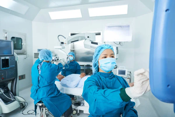 Médico Asiático Uniforme Cirurgião Usando Monitor Moderno Enquanto Ajuda Colegas — Fotografia de Stock