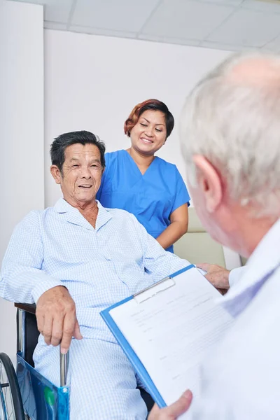Unrecognizable Medical Practitioner Smiling Nurse Looking Elderly Asian Patient Hospital — Stock Photo, Image