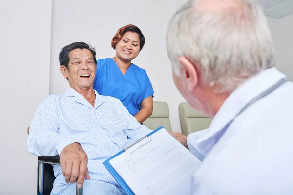 Anonymous Elderly Doctor Cheerful Nurse Looking Laughing Senior Man Wheelchair — Stock Photo, Image