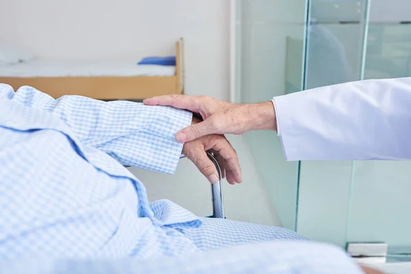 Sidovy Hand Oigenkännlig Äldre Praktiserande Stödja Anonym Patienten Ward Modernt — Stockfoto