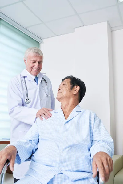 Ältere Asiatische Patientin Und Leitender Arzt Lächeln Und Schauen Einander — Stockfoto