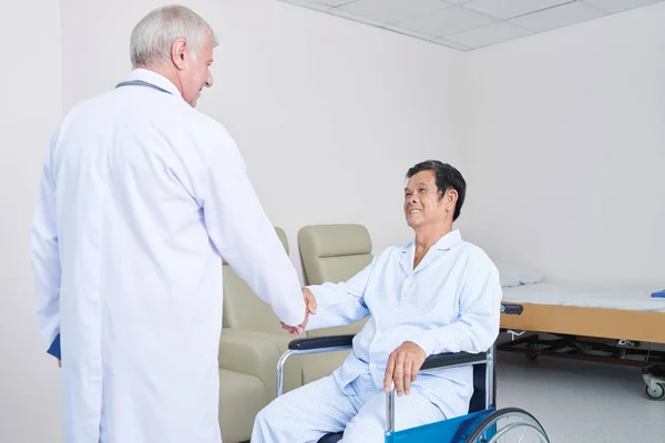 近代的な病院病棟の車椅子のアジアの男性患者の手を振って医師制服で老人 — ストック写真