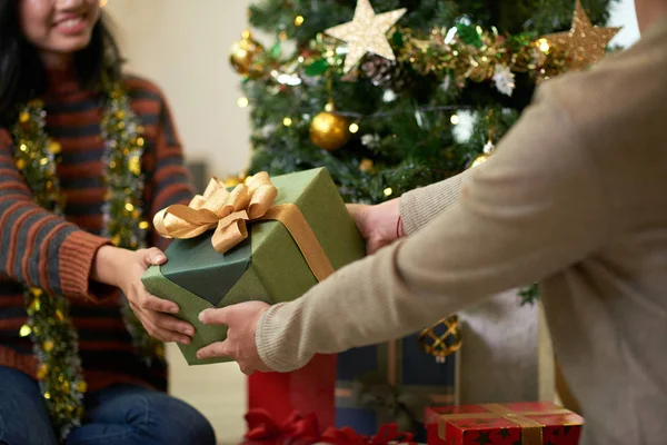 Handen Van Mensen Bespreken Uitwisselen Geschenken Tweede Kerstdag — Stockfoto