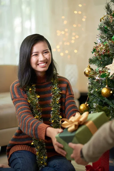 Mladá Asijská Žena Výměnu Vánočních Dárků Přítelem — Stock fotografie